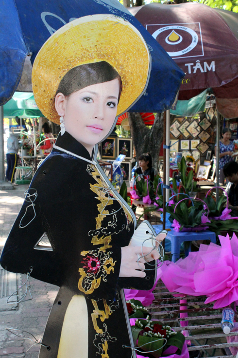 TÄMÄ NEITO KORISTI HUEN KATUKUVAA 