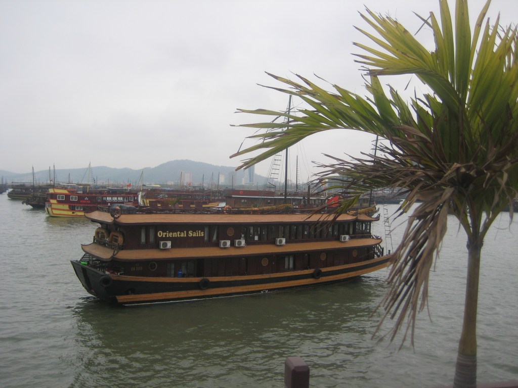 DZONKKIMME ODOTTELI SATAMASSA