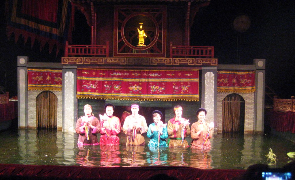 NÄYTTELIJÄT LIIKUTIVAT VESINUKKEJA VEDESSÄ