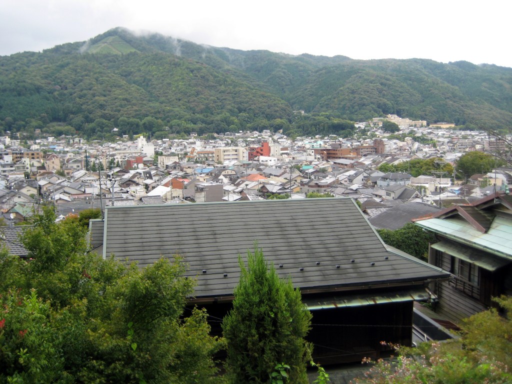 NÄKYMÄ MAJAPAIKASTAMME KIOTOON