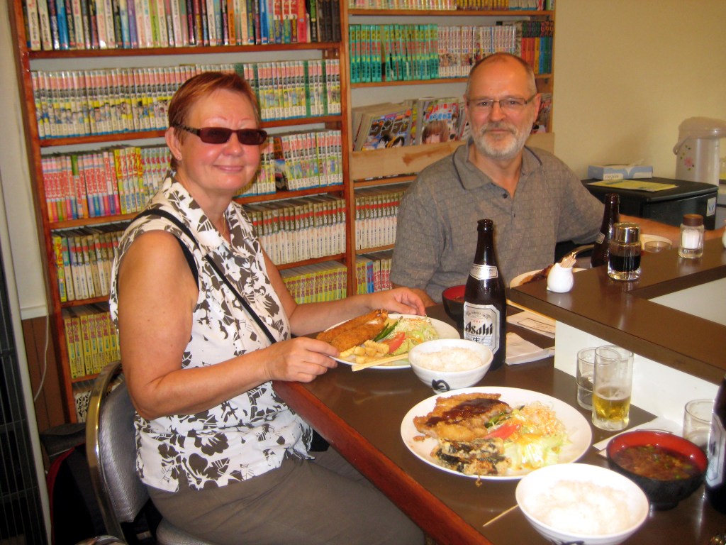 VIRKISTÄVÄ LOUNAS MANGA-KIRJOJEN KESKELLÄ