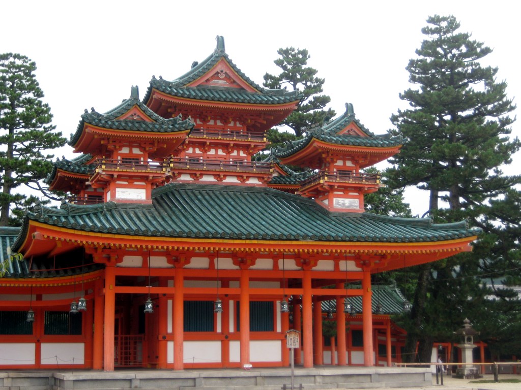 HEIAN-TEMPPELIN MAHTAVA PORTTI