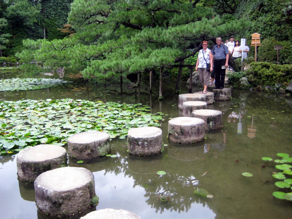 KIVINEN POLKU JOHTI LAMMEN YLI