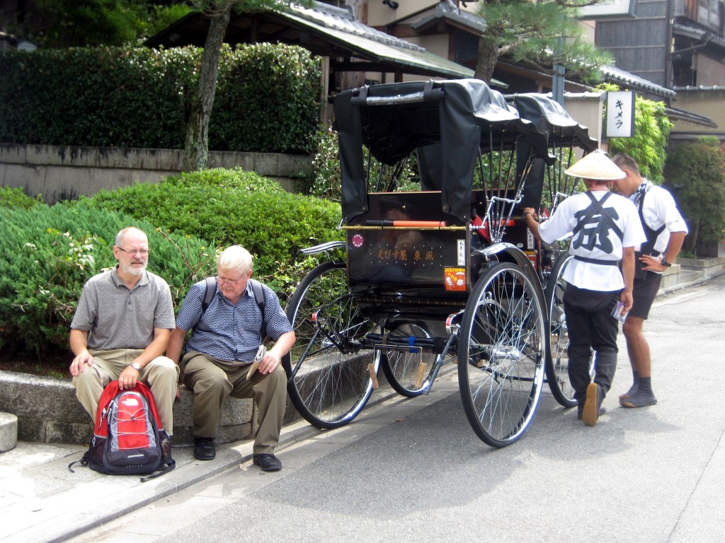 KIOTOSSA NÄKEE RIKSOJA, POJILLA NINJA-JALKINEET