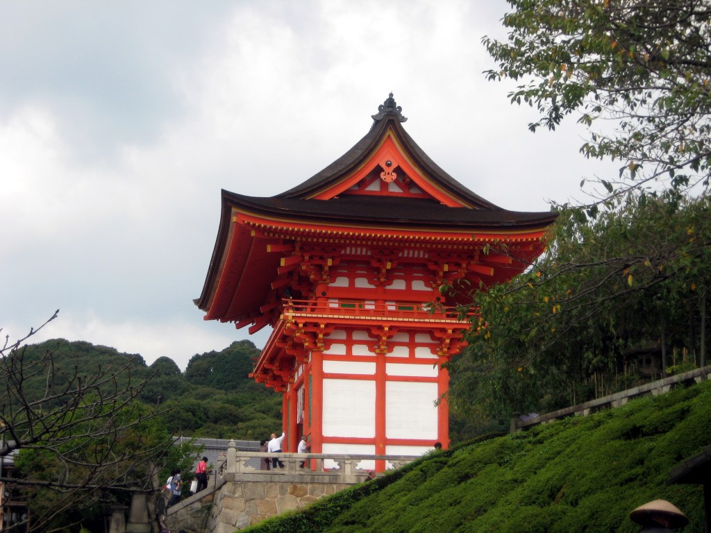 TEMPPELIALUE OLI RAKENNETTU KUKKALAN RINTEELLE