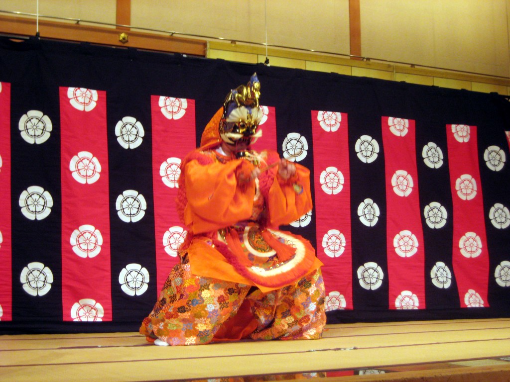 NÄIMME JAPANILAISTA MUSIIKKITEATTERIA SOPIVAN PIENINÄ PALOINA