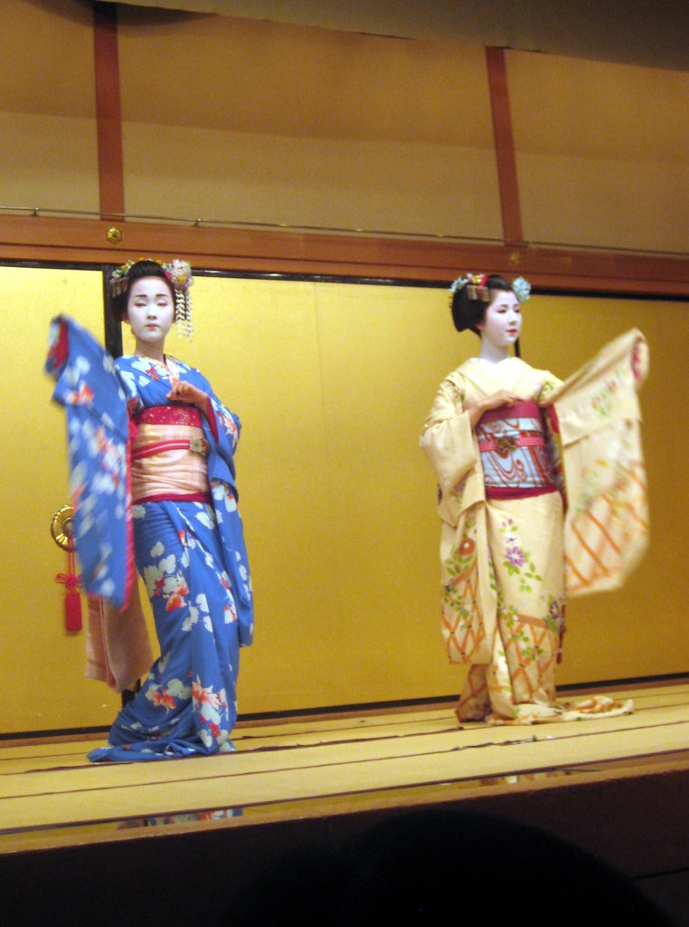 MAIKOJEN TANSSIESITYS GIONISSA