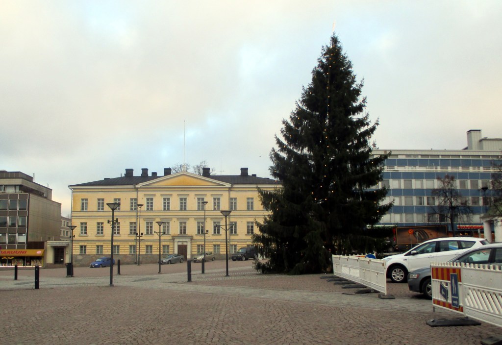 KOMEA JOULUKUUSI ON KALLELLAAN