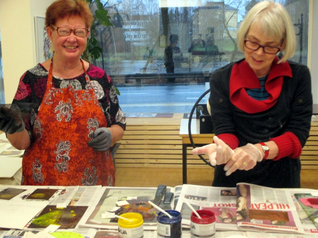 KELTAISTA, SINISTÄ JA PUNAISTA PAINOVÄRIÄ