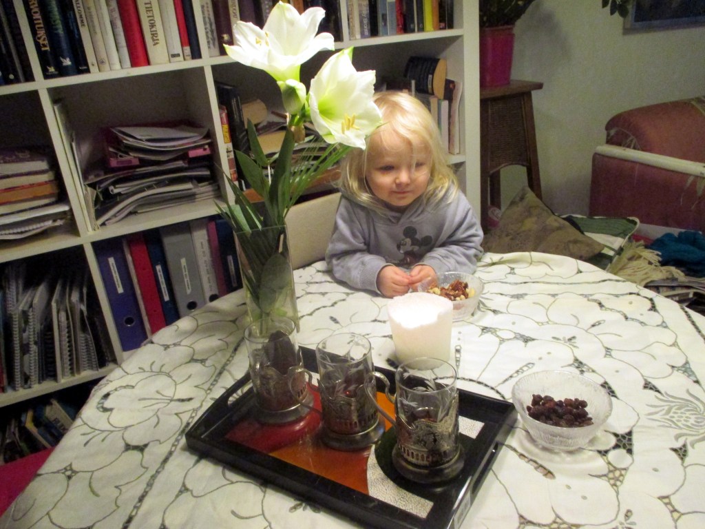 SAMU ODOTTAA ETTÄ SAA PUHALTAA KYNTTILÄN