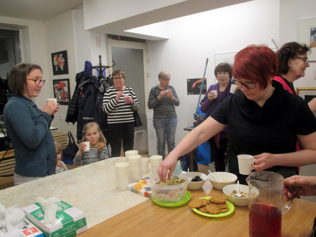 TARJOLLA KUUMAA GLÖGIÄ JA MAKEITA PIPAREITA