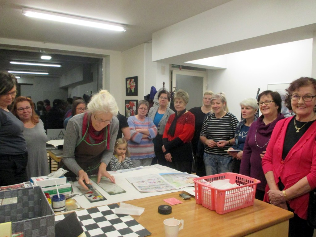 PAULA OPASTI VÄRIEN SEKOITUKSESSA