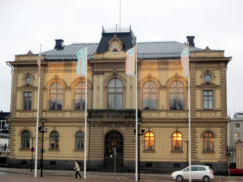 HÄMEENLINNAN RAATIHUONE OLI KAUNIISTI JOULUVALAISTU