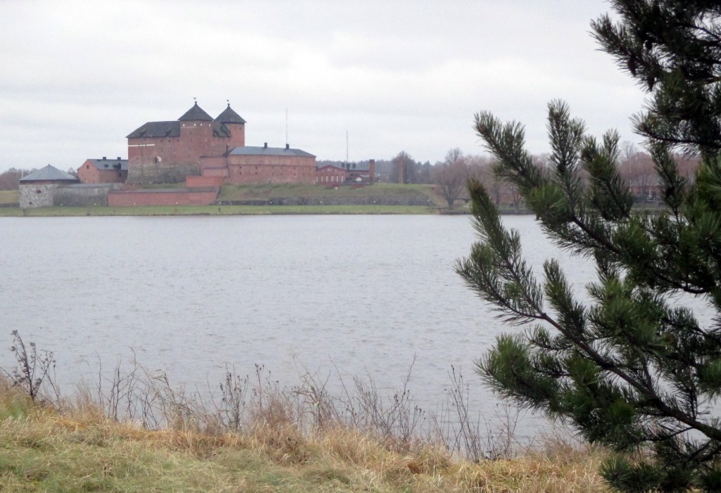 KÄVELYTIE AULANGOLLE KULKEE VANAJAVEDEN RANNASSA