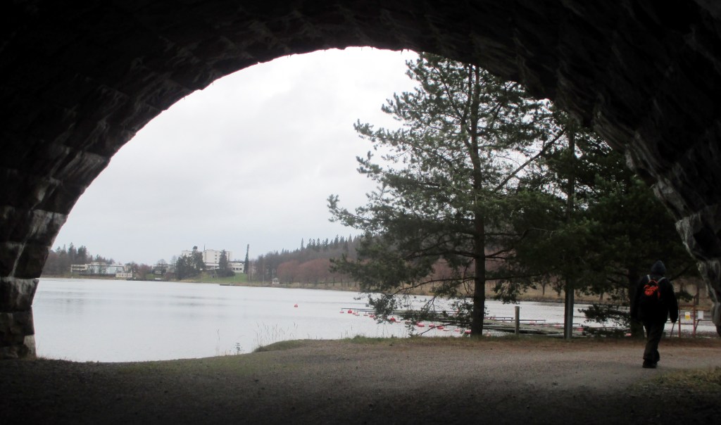 TUNNELIN PÄÄSSÄ NÄKYY KYLPYLÄN VALOJA