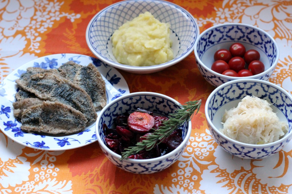 MAINIO MAKUYHDISTELMÄ: SILAKOITA, PERUNAMUHENNOSTA, UUNIJUUREKSIA JA HAPANKAALIA