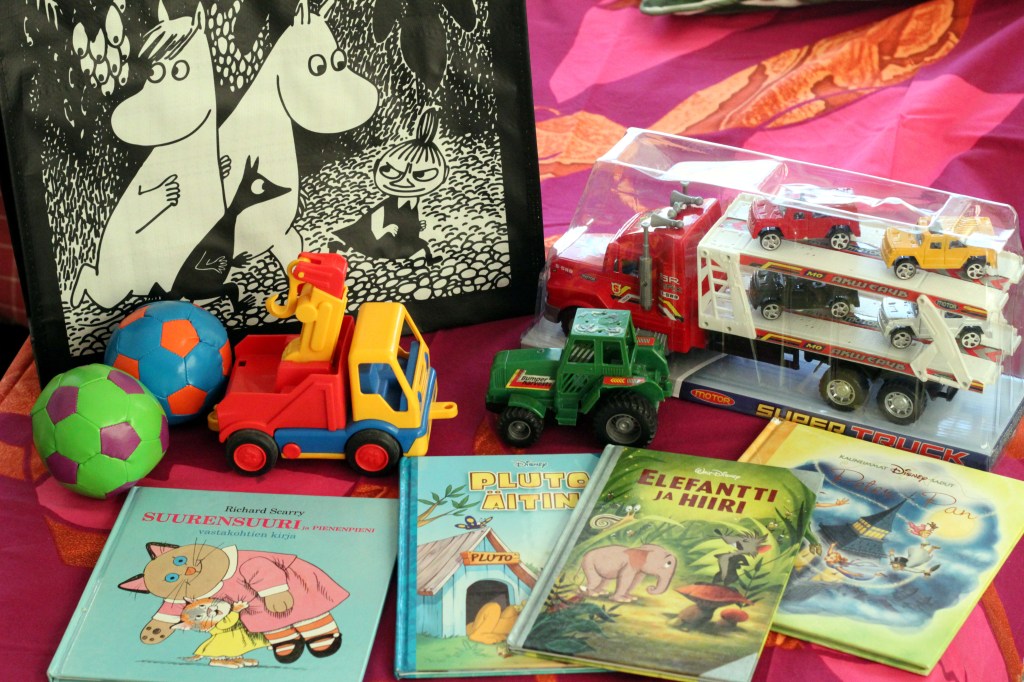 KIRPPARILTA LÖYTYI KUVAKIRJOJA JA LEIKKIAUTOJA