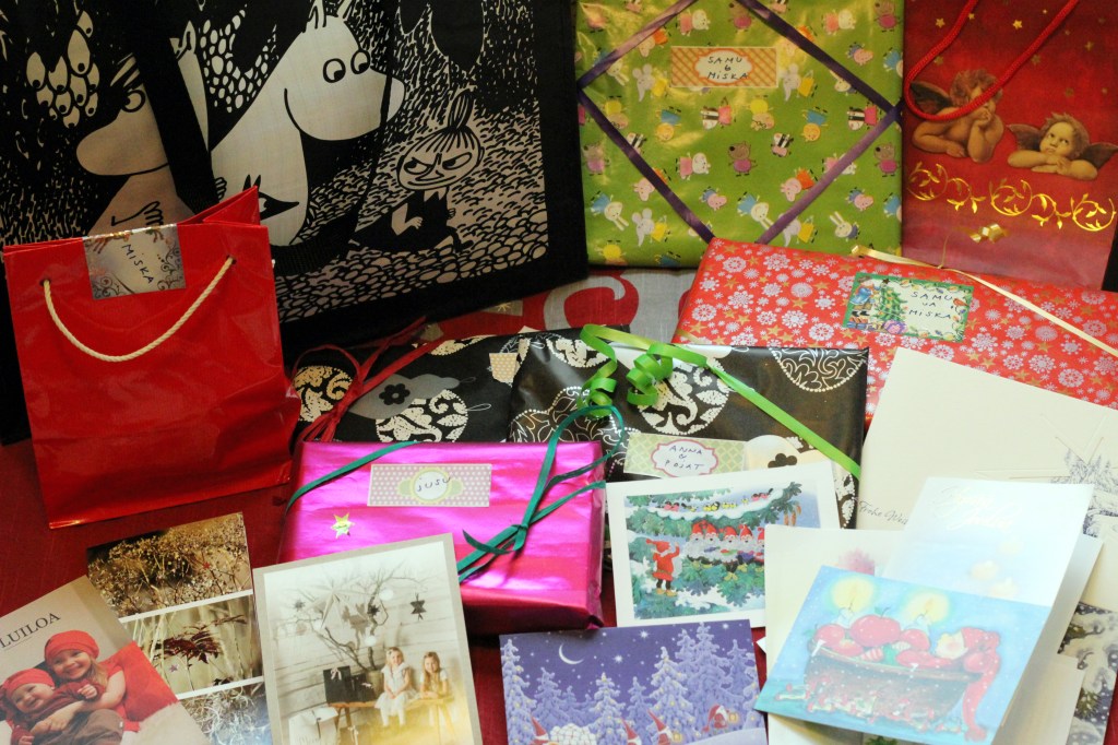 JOULULAHJOJEN PAKKAUSPUUHISSA - KUVASSA MYÖS JOULUKORTTI-ILOA