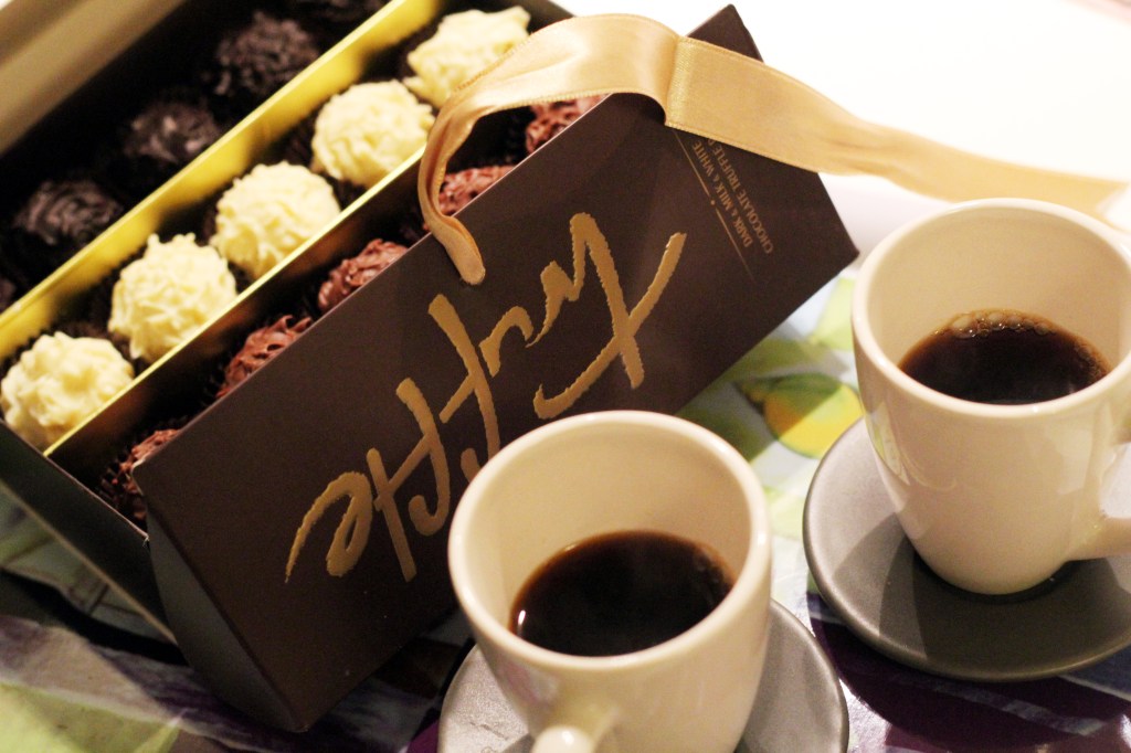 HERKUTTELIMME PÄIVÄKAHVIN KANSSA JOULULAHJATRYFFELEILLÄ - NÄILLÄ EIVÄILLÄ EI KILOT KARISE