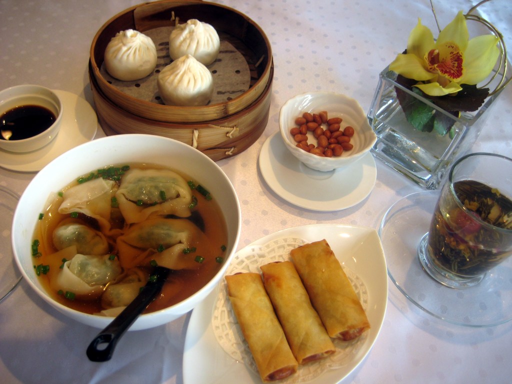 DIM SUMEJA JA KUKKAISTEETÄ