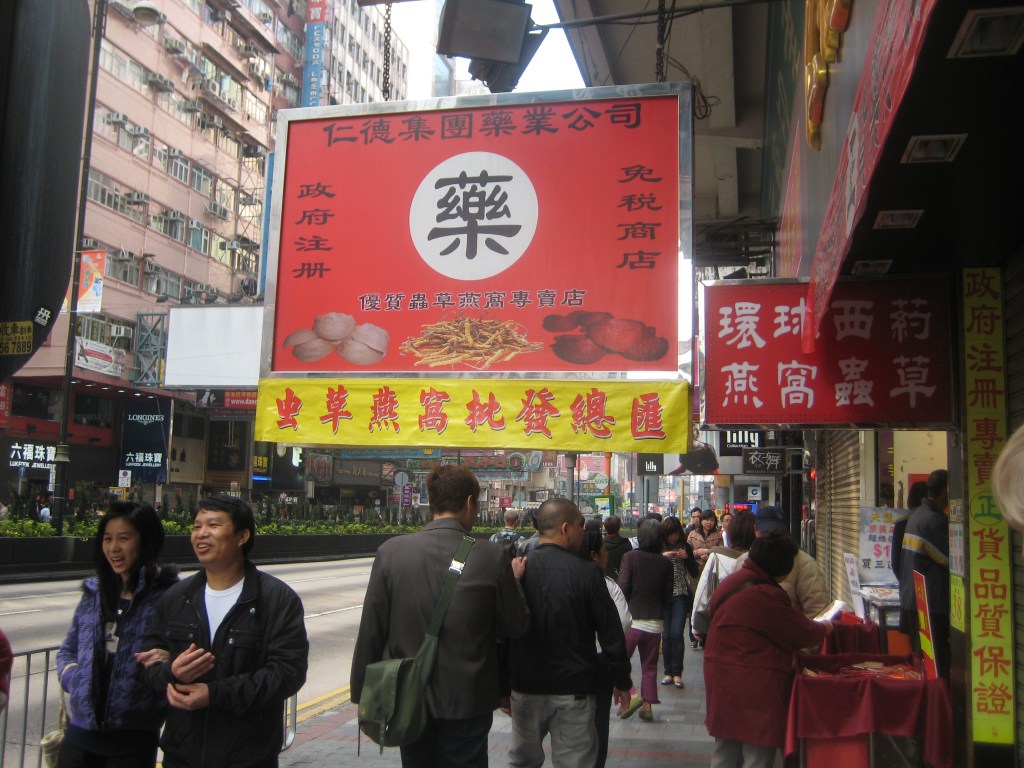 VÄRIKKÄITÄ KATUNÄKYMIÄ