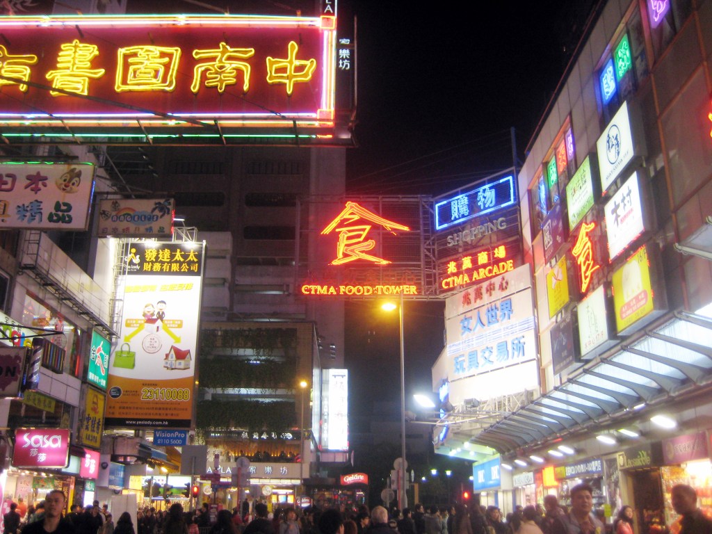 SUURKAUPUNGIN VALOJA