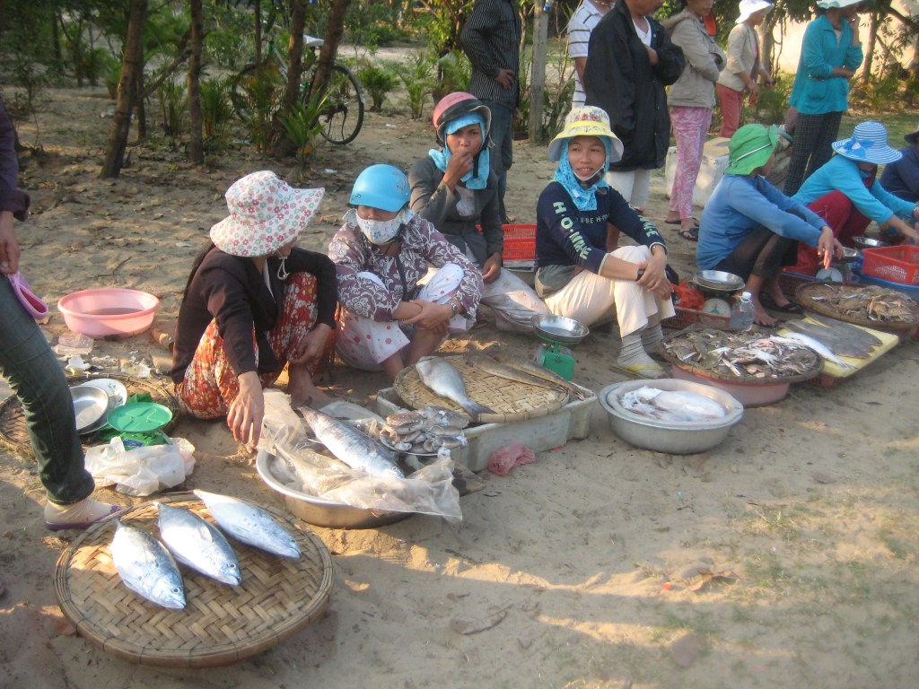 TARJOLLA VASTAPYYDETTYÄ MUSTEKALAA