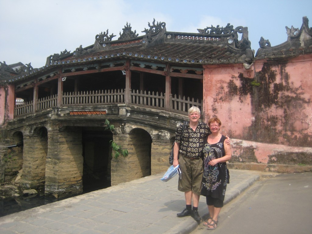 VANHAN KAUPUNGIN TUNNUS ON KATETTU JAPANILAINEN SILTA