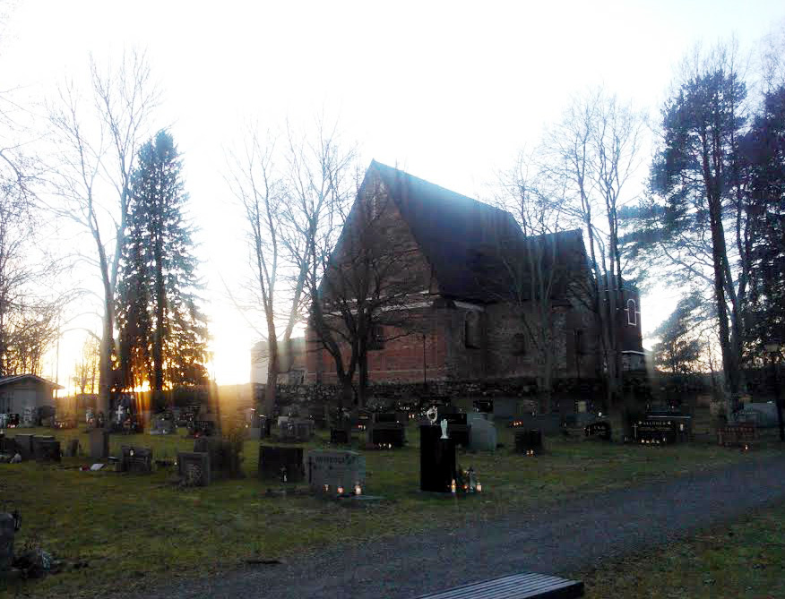 KYNTTILÄT SYTTYIVÄT HATTULAN PYHÄN RISTIN KIRKOLLA 