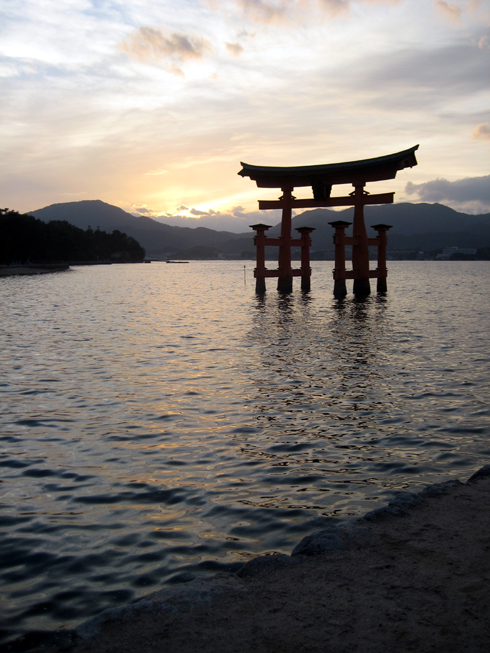 ITSUKUSHIMA SHRINEN PORTTI 