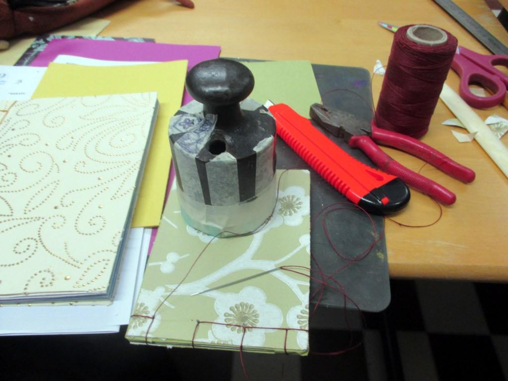 EHDIN TEHDÄ PÄIVÄN AIKANA TOISENKIN KIRJASEN - OMPELUVAIHE MENOSSA