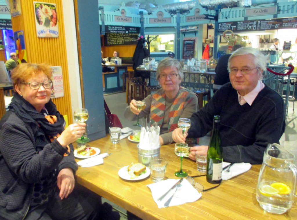 TAMPEREEN KAUPPAHALLISSA LOUNAALLA