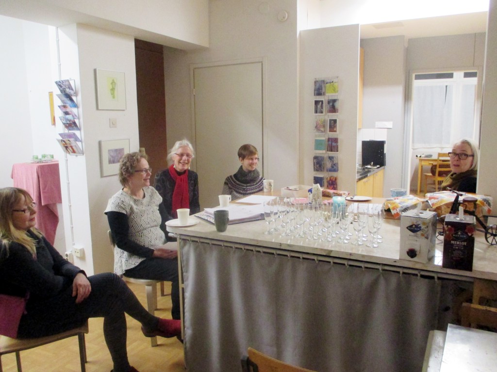 PAPERIHUONEEN KOKOUS NÄYTTELYN AVAJAISTUNNELMISSA