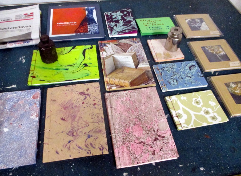 KÄSINSIDOTTUJA KIRJOJA TARJOLLA YSTÄVÄHINTAAN