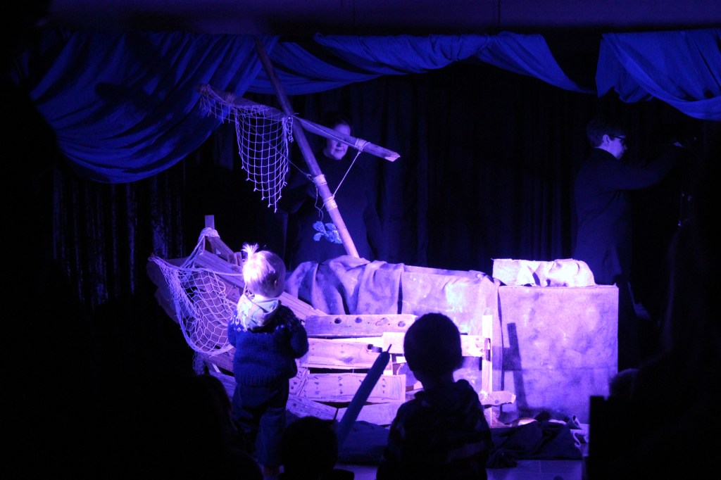 SAMU SEURASI NUKKETEATTERIA LÄHIETÄISYYDELTÄ