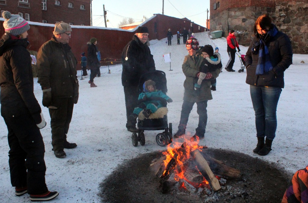 PAKKANEN PAUKKUI JA NUOTIO LÄMMITTI