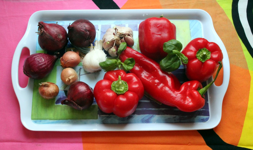 PAPRIKAT JA PUNASIPULIT OVAT MENOSSA KUUMAAN UUNIIN