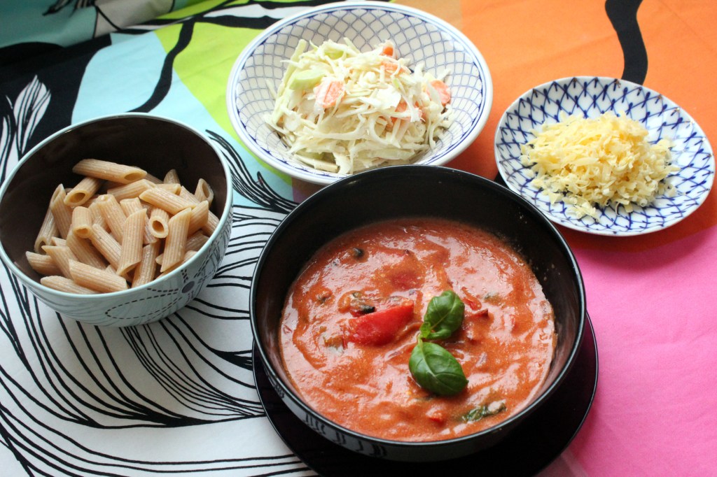 TÄYSJYVÄPASTAA, PAPRIKAKASTIKETTA, COLESLOWTA JA JUUSTORAASTETTA