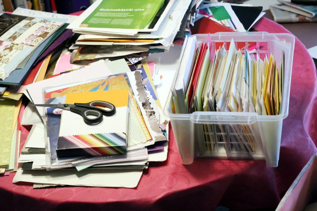 PAPERIPINOT JÄRJESTYKSEN KOURISSA