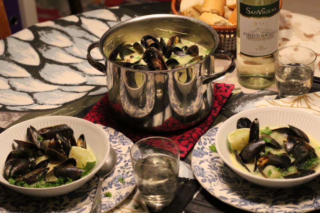 SIMPUKKAILLALLINEN KAHDELLE