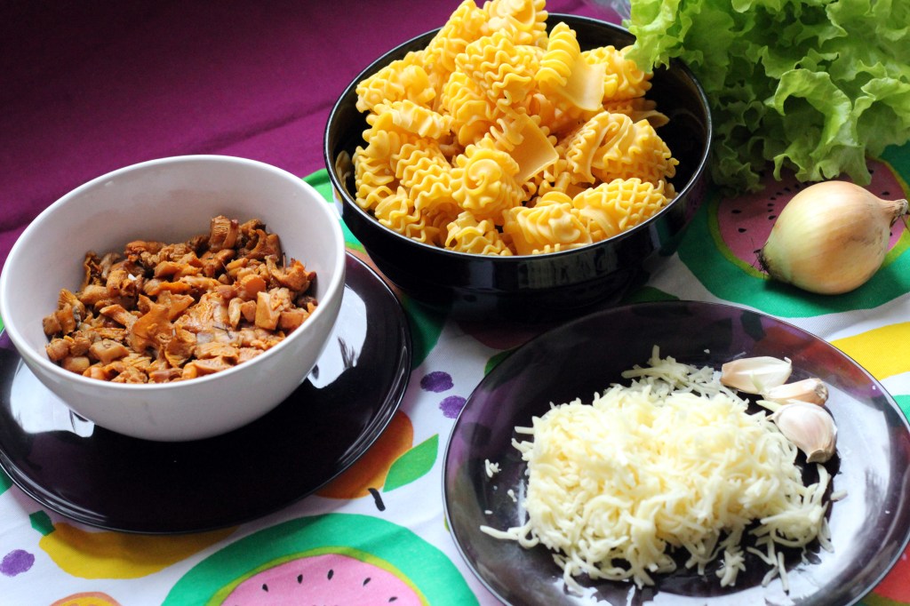 KORISTEMAKARONEJA, KANTARELLEJA JA JUUSTORAASTETTA