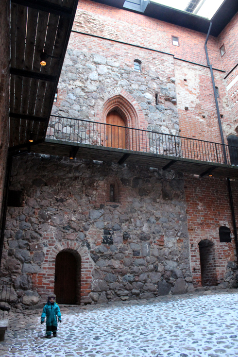 PIENI MIES LINNAN SISÄPIHALLA