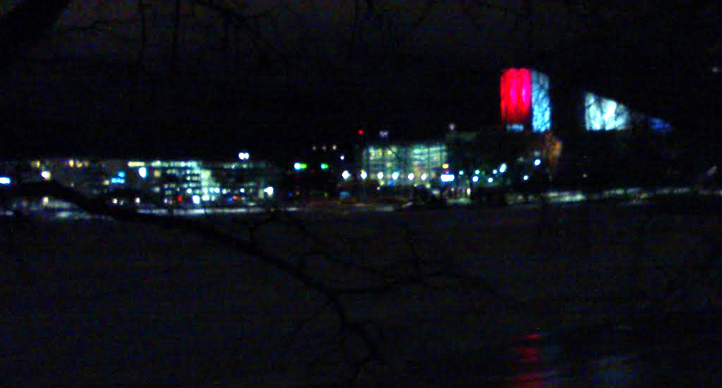 FINLANDIA-TALO LOISTI YLLÄTTÄVÄN PUNAISENA HELSINGIN YÖSSÄ