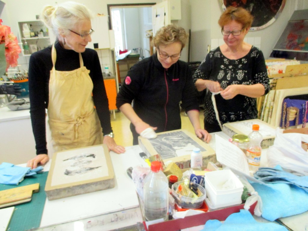 LITOGRAFIAPAJALLA PAULA JALASSOLA-HUTTUNEN, PETRA SARASTE JA MINÄ