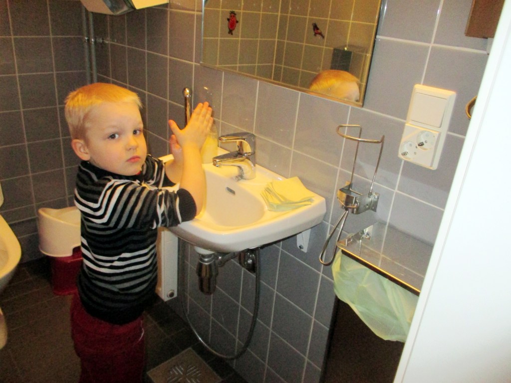 OTSO KÄSIPESULLA SEURAKUNNAN KERHOSSA