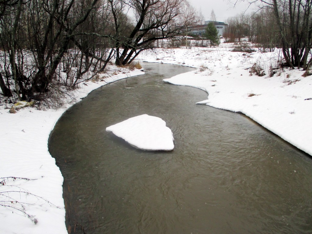 KELI KAUKLAHDESSA OLI LUMISOHJOINEN JA MÄRKÄ
