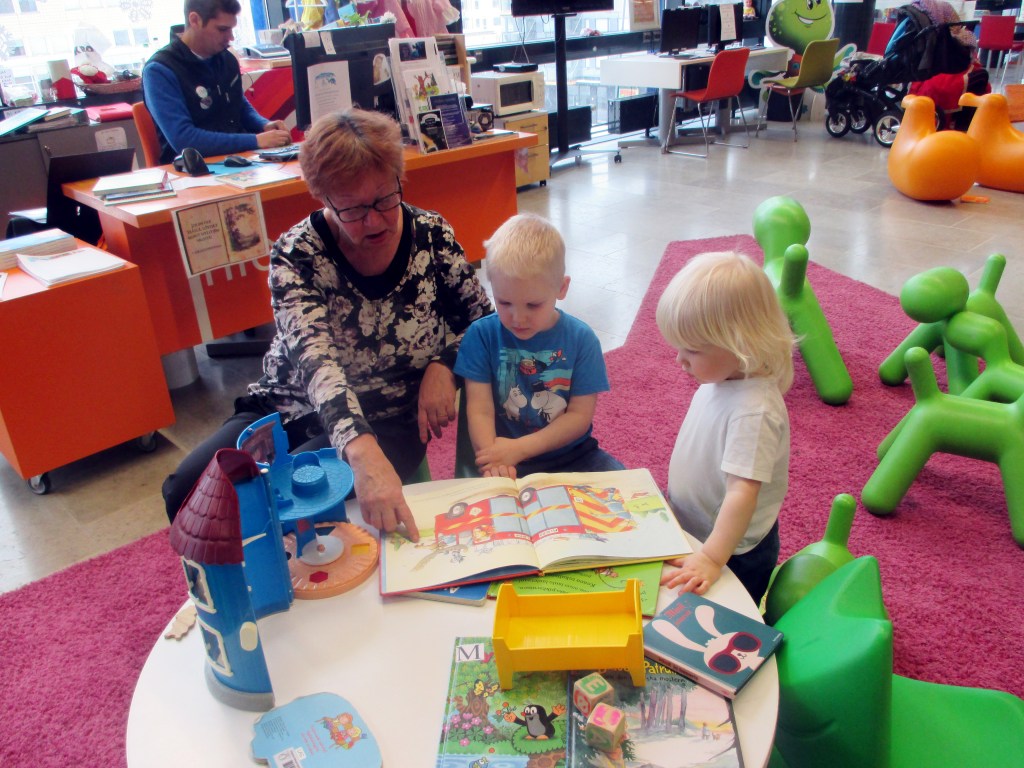 MUMMI LUKI PALOAUTOKIRJAA JA POJAT KUUNTELIVAT TARKKAAVAISINA