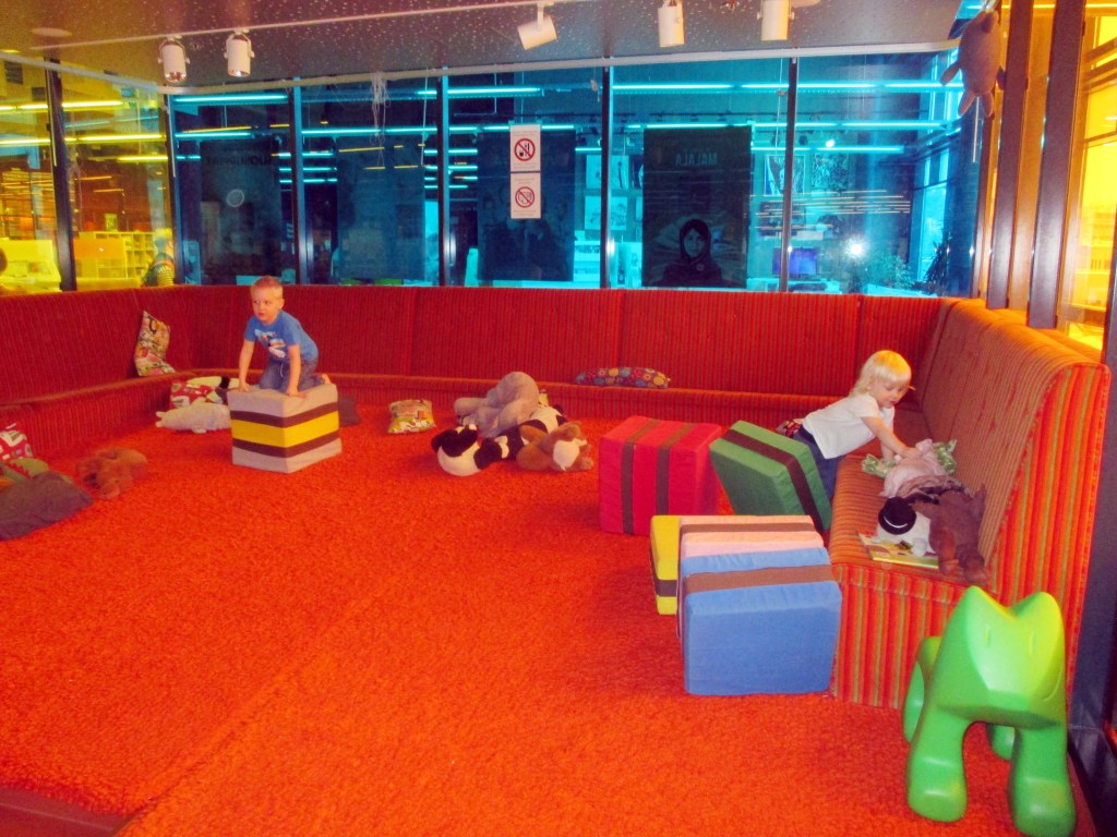 ENTRESSEN KIRJASTOSTA LÖYTYI HAUSKA LEIKKITILA