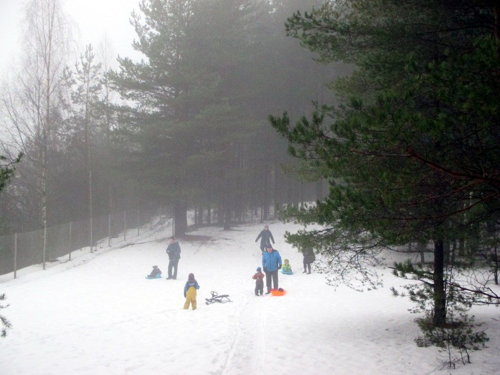 LASKIAISENA PITI PÄÄSTÄ PULKKAMÄKEEN
