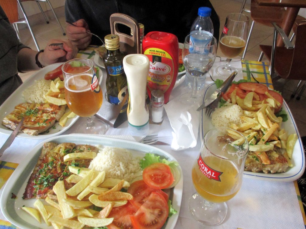 RUNSAAT ANNOKSET TONNIKALAPIHVEJÄ PIKKURAVINTOLASSA